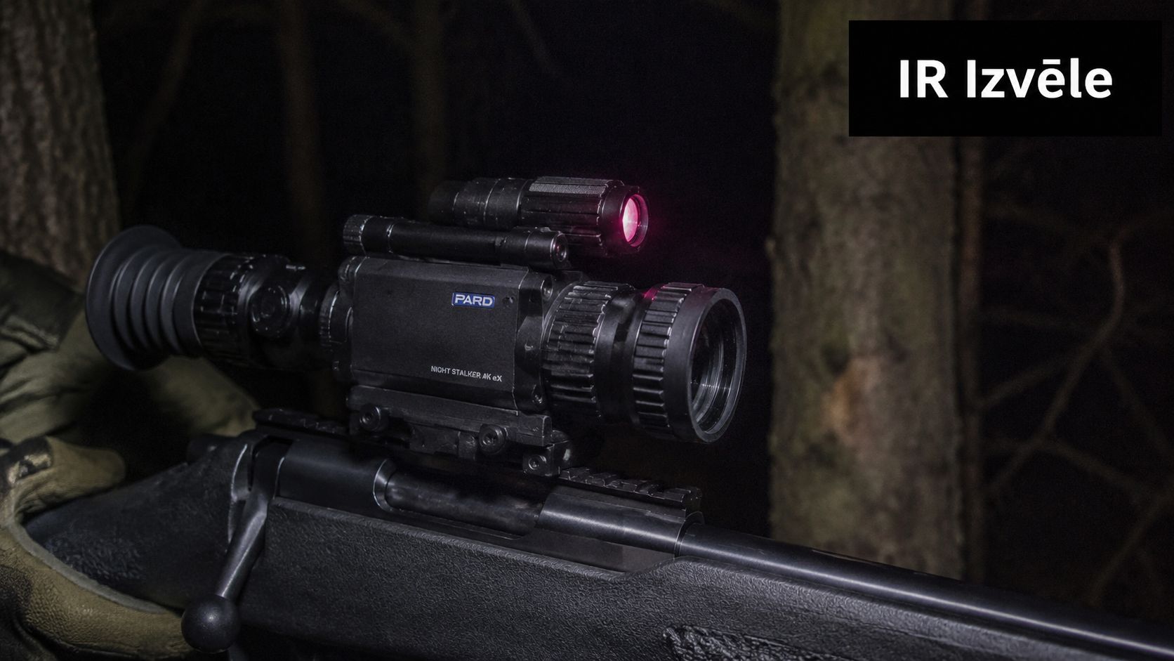PARD Night Stalker 4K eX digitālais nakts redzamības tēmēklis uzstādīts uz medību šautenes tumšā meža fonā.